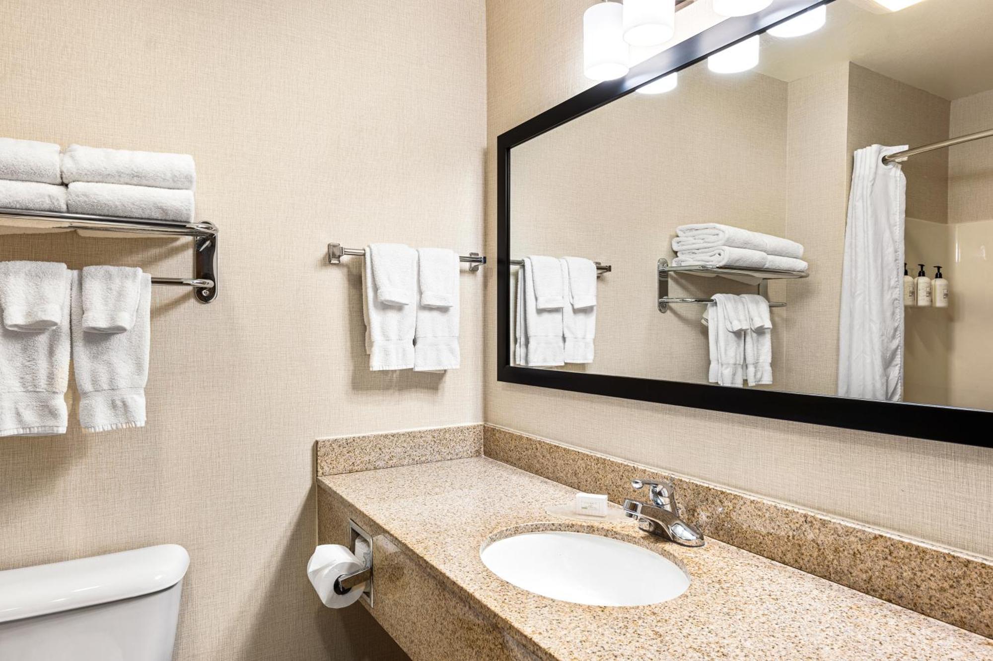 Boarders Inn & Suites By Cobblestone Hotels - Shawano Exterior foto